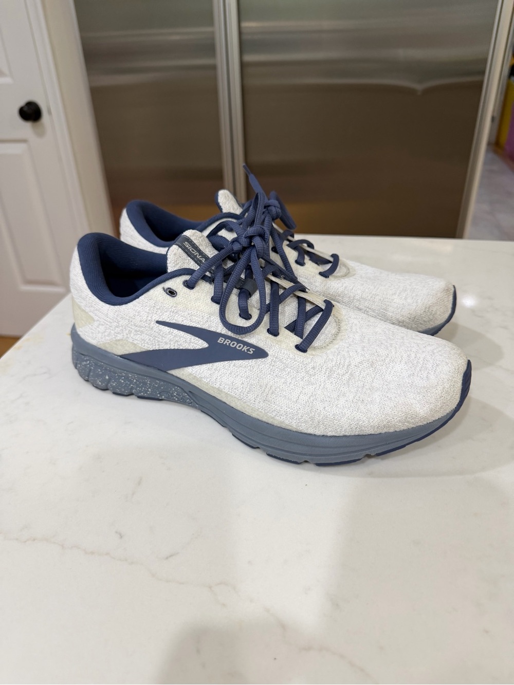 Brooks Signal 3 in Light gray and blue